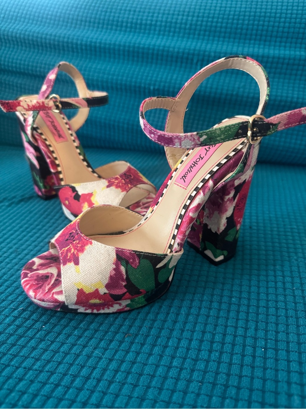 🌸 Vintage Betsey Johnson Floral Platform Block Heels 🌸